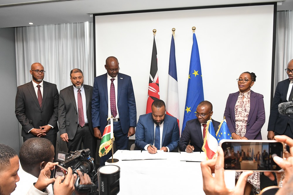 (Seated) Ministry of Mining, Blue Economy and Maritime Affairs Cabinet Secretary Hassan Joho, Kenya’s National Chamber of Commerce and Industry (KNCCI) President Dr. Erick Rutto, signing MoU during the bilateral trade meeting held in Nairobi. Photo /Courtesy KNCCI