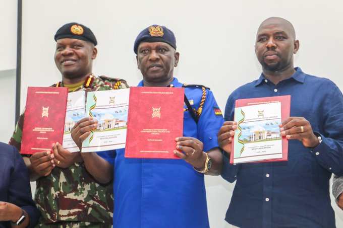 Cabinet Secretary (CS) for Interior Kipchumba Murkomen (Left) and the leadership of the National Police Service (NPS)