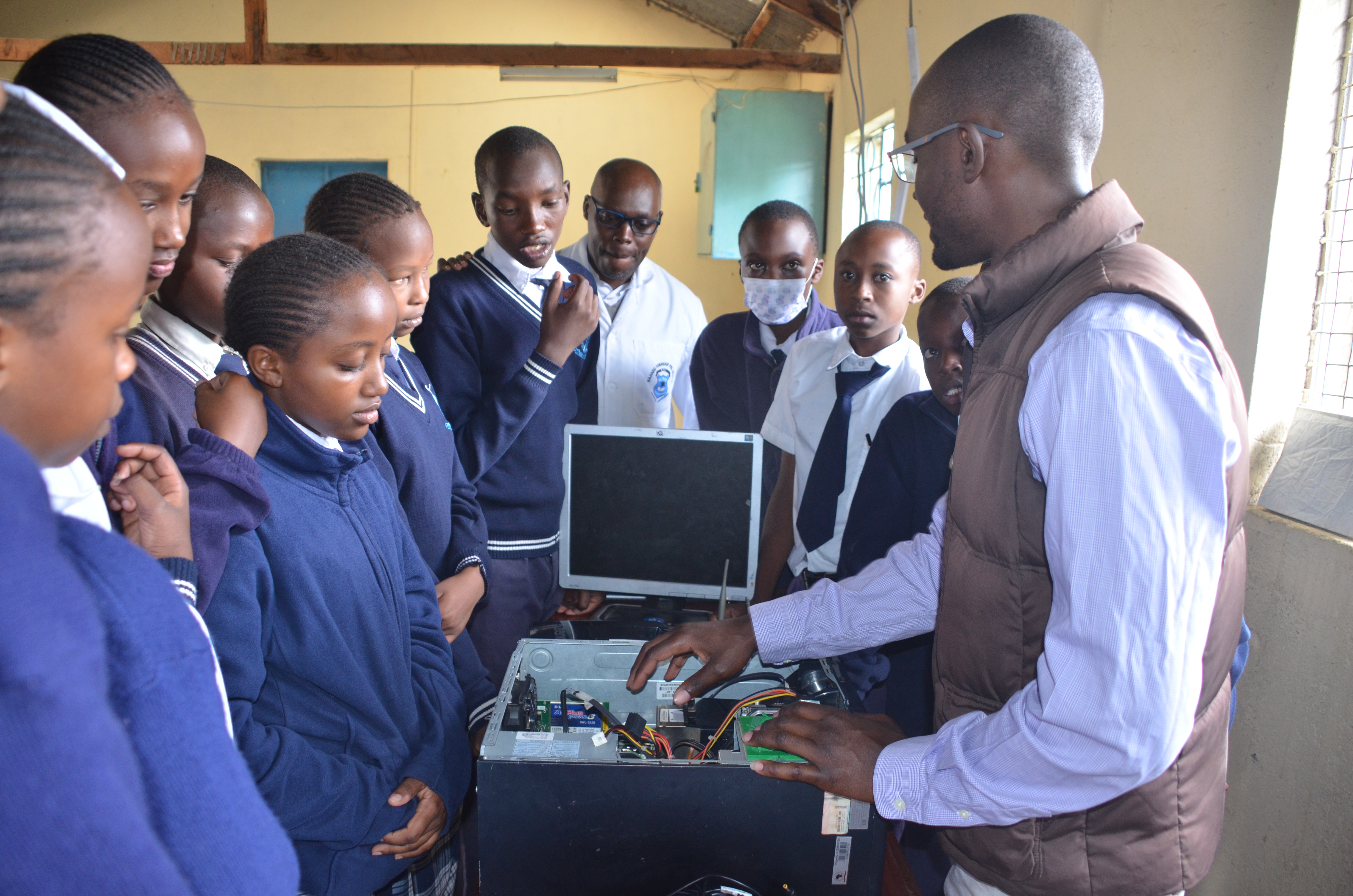 A trainer from the Centre for Mathematics, Science, and Technology Education in Africa (CEMASTEA) engages grade nine students from Kajiado Township Comprehensive School. PHOTO/ Rop Janet