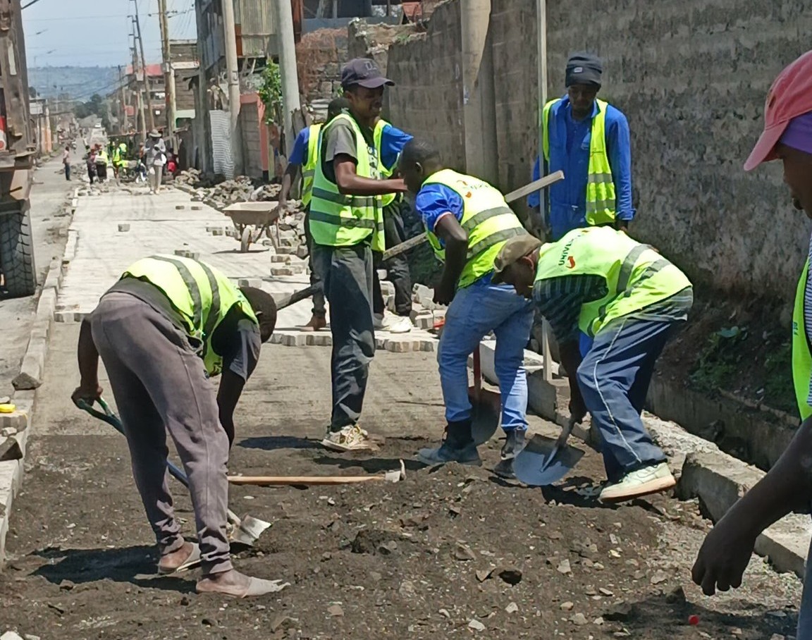 A section of workers engaged in KISIP 2 project in Lakeview settlement in Nakuru. (Photo by Mary Ochieng)