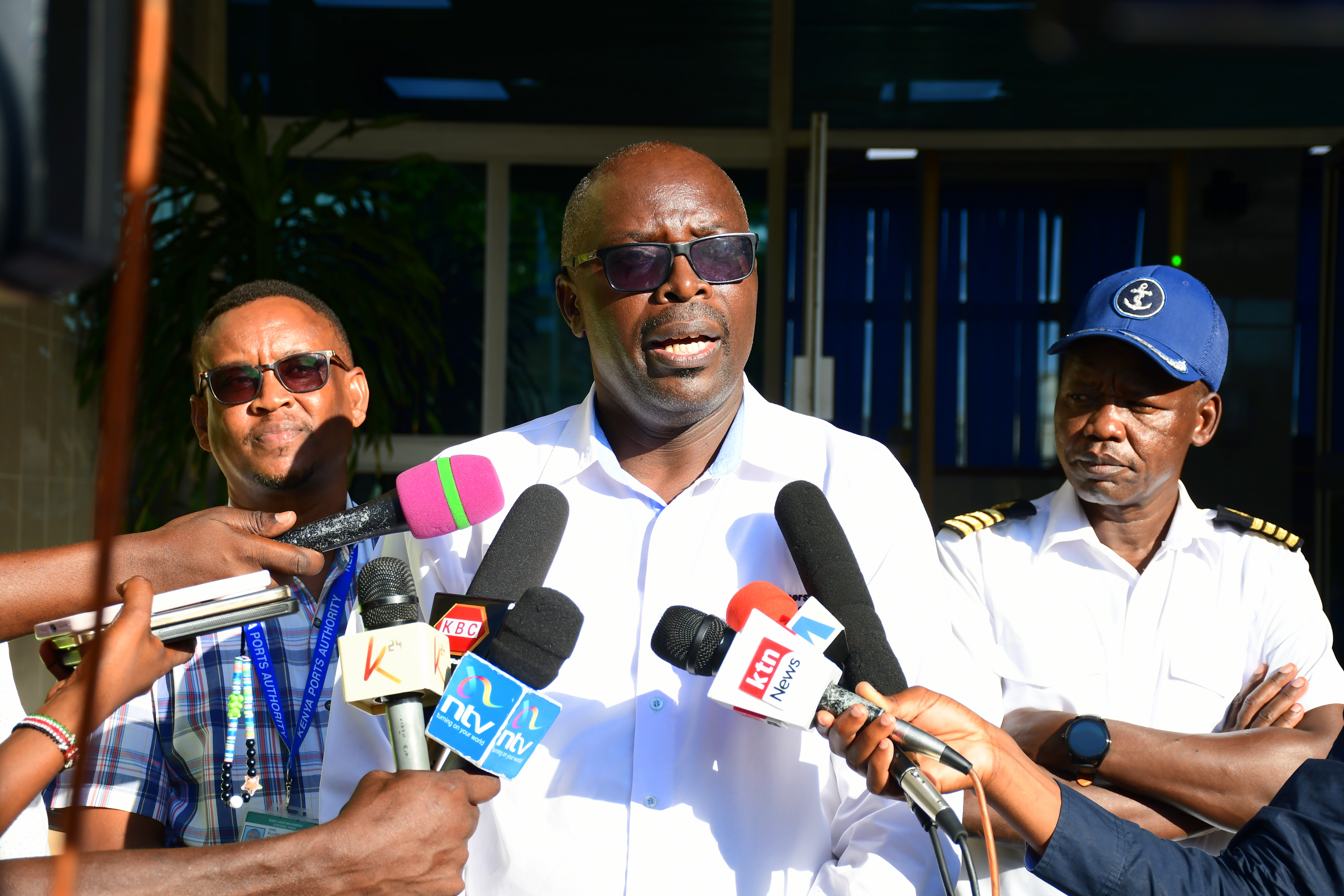 Chief Executive Officer (CEO) of the Shippers Council of East Africa Agayo Ogambi (c) flanked by Kenya Ports Authority (KPA) Managing Director (MD) Capt. William Ruto (R) briefs the media at KPA Headquarters, Mombasa. 