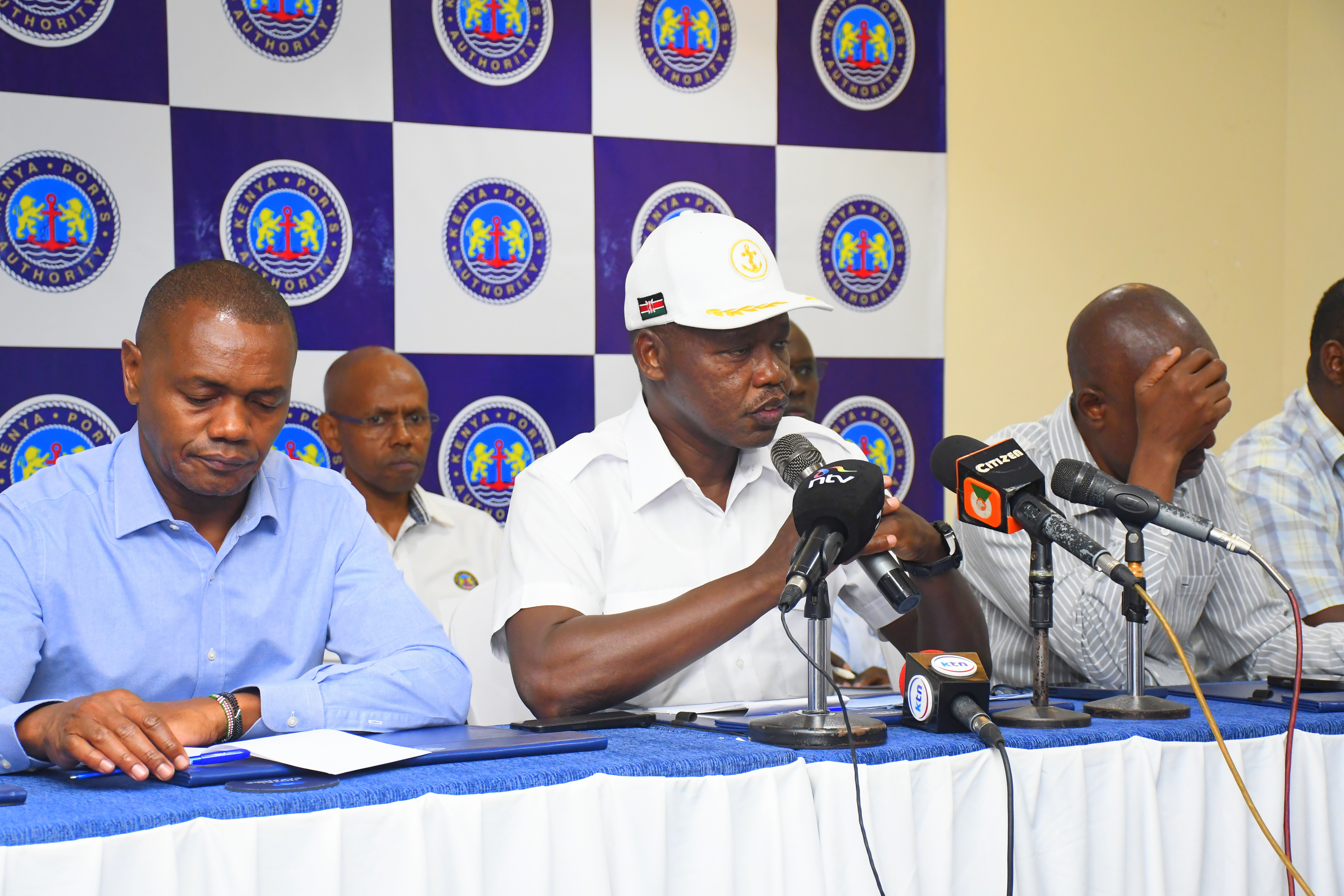 Kenya Ports Authority (KPA) Managing Director Captain William Ruto (M) briefing the media on the performance of Mombasa Port.