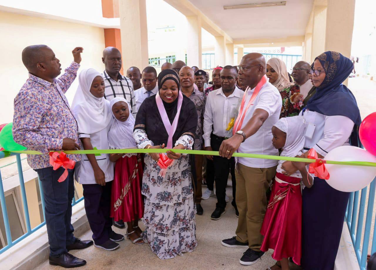 Kwale Governor Fatuma Achani cuts the ribbon during the commissioning of the newborn critical care units at the Msambweni referral hospital. 