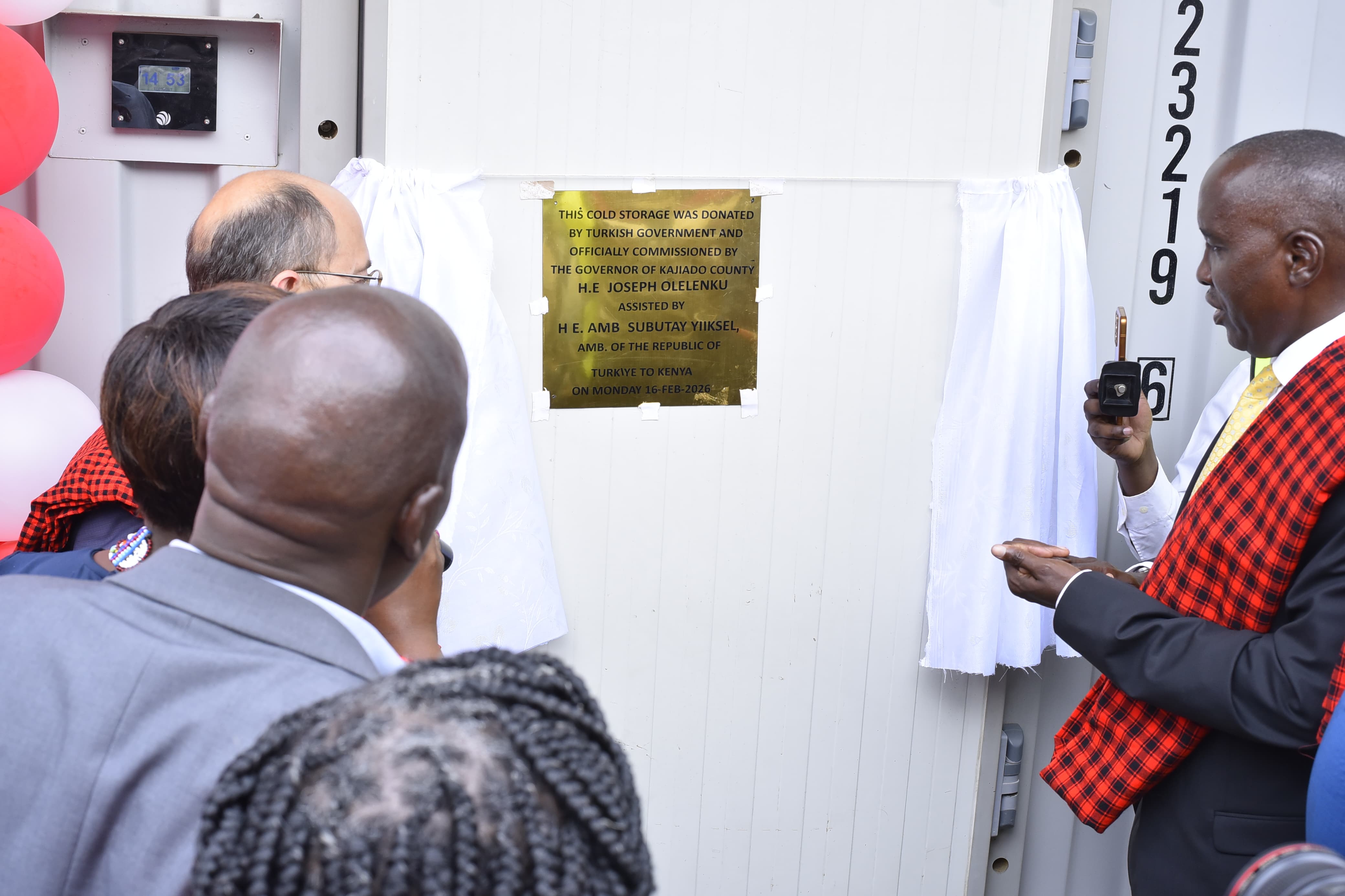 Kajiado Governor, Joseph Ole Lenku, and Türkiye’s Ambassador to Kenya, Subutay Yuksel, during the launch of The solar-powered cold storage facility donated by the Turkish Cooperation and Coordination Agency (TİKA) in Nairobi in partnership with Food Banking Kenya to Kitengela market traders aimed at reducing post-harvest losses and strengthening livelihoods.