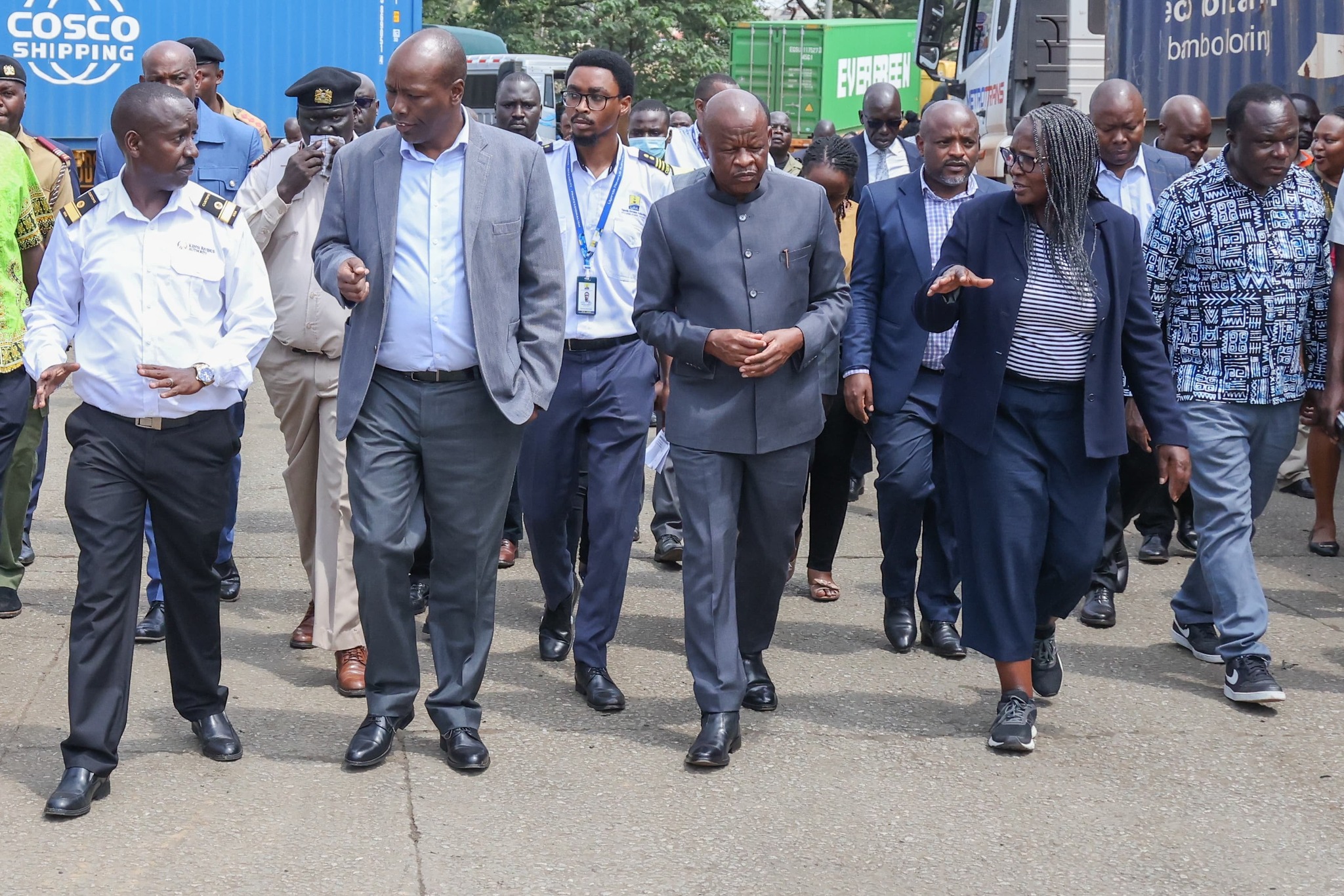 Trade Ministers Lee Kinyanjui (Kenya) and his Ugandan counterpart, Gen. Wilson Mbasu inspecting the operations at Malaba and Busia OSBPs.