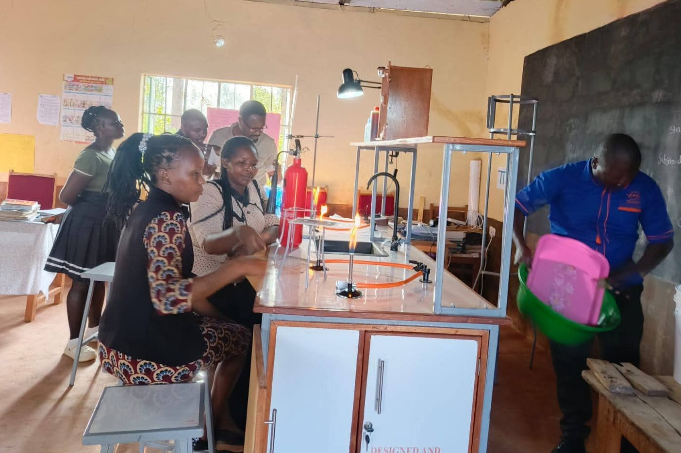  Teachers of JJ Kamotho Junior secondary school familiarizing themselves with a mobile laboratory unit. PHOTOS: BERNARD MUNYAO