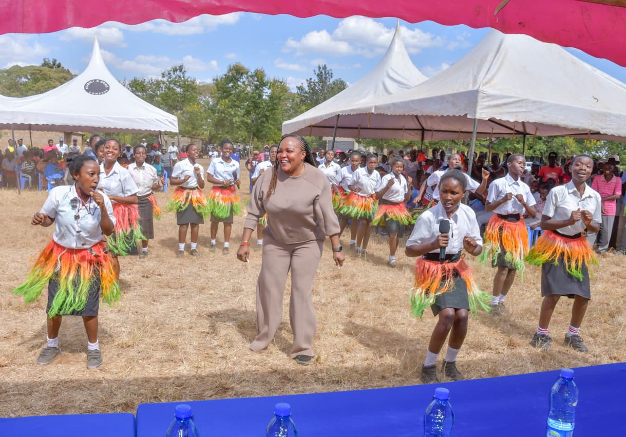 Wangui Ngirici, Kenya Seed Chairperson, opens water taps at Ciagini Primary School.