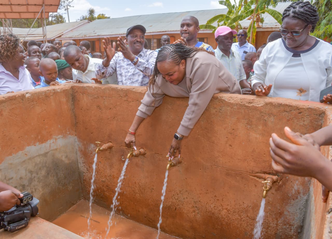 Wangui Ngirici, Kenya Seed Chairperson, opens water taps at Ciagini Primary School.