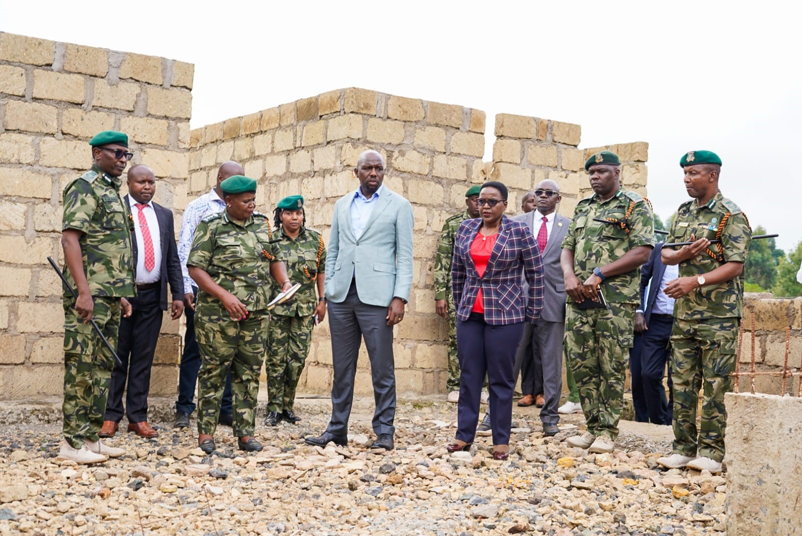 Interior and National Administration CS Kipchumba Murkomen addresses prison officers at the Uruku GK Prison in Meru County. PHOTO: PATRICK AMBANI
