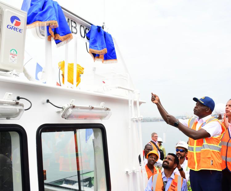 Kenya Ports Authority (KPA) Managing Director (MD) Capt. William Ruto unveils the insignia on the first ever locally manufactured mooring boat during its commissioning at the Kenya Ports Authority (KPA) Marine Pontoon at the Port of Mombasa.   