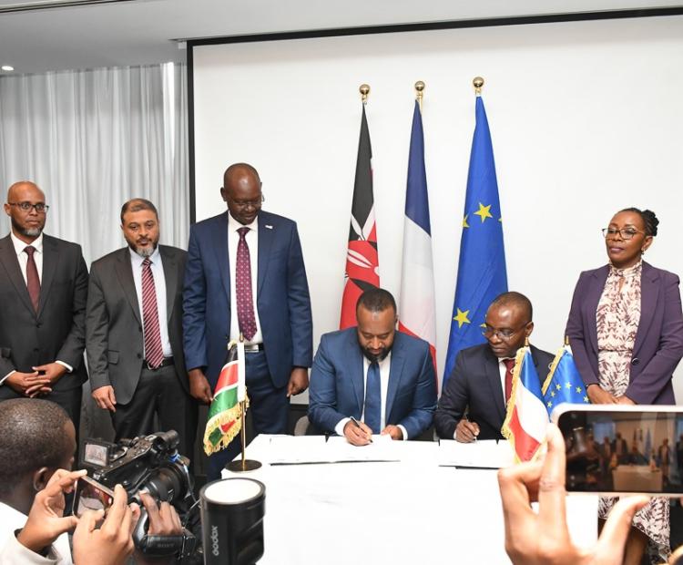 (Seated) Ministry of Mining, Blue Economy and Maritime Affairs Cabinet Secretary Hassan Joho, Kenya’s National Chamber of Commerce and Industry (KNCCI) President Dr. Erick Rutto, signing MoU during the bilateral trade meeting held in Nairobi. Photo /Courtesy KNCCI