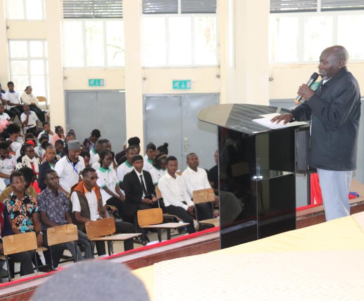 Senior Lecturer and Consultant at the Department of Peace Security and Social Studies, Egerton University Prof. Eric Bor addressing more than 200 Kiswahili professionals con- verged at the university for the conference themed Kiswahili na Uchumi.