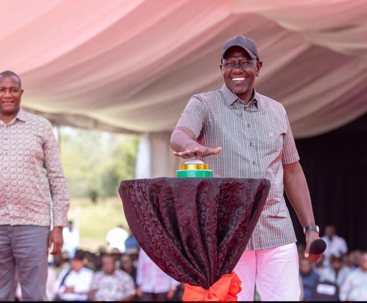 FI-President Dr William Ruto presses a buzzer to officially launch the National Youth Opportunities Towards Advancement (NYOTA startup capital forum at Kabiruini Grounds in Nyeri. 