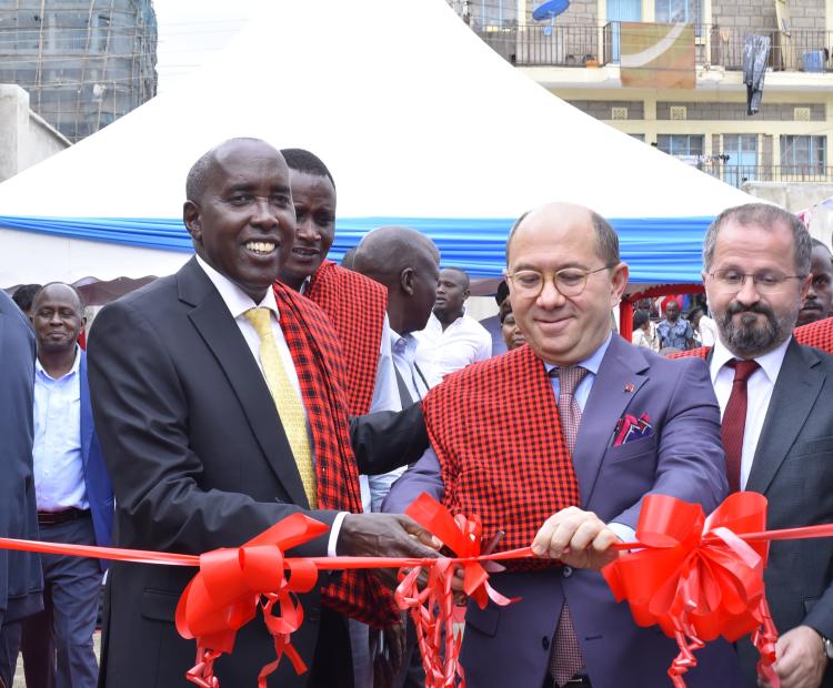 Kajiado Governor, Joseph Ole Lenku, and Türkiye’s Ambassador to Kenya, Subutay Yuksel, during the launch of The solar-powered cold storage facility donated by the Turkish Cooperation and Coordination Agency (TİKA) in Nairobi in partnership with Food Banking Kenya to Kitengela market traders aimed at reducing post-harvest losses and strengthening livelihoods.