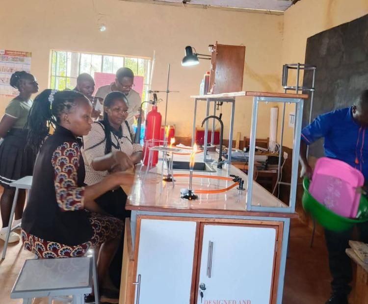  Teachers of JJ Kamotho Junior secondary school familiarizing themselves with a mobile laboratory unit. PHOTOS: BERNARD MUNYAO