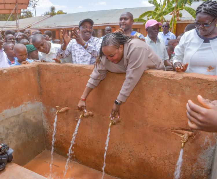 Wangui Ngirici, Kenya Seed Chairperson, opens water taps at Ciagini Primary School.